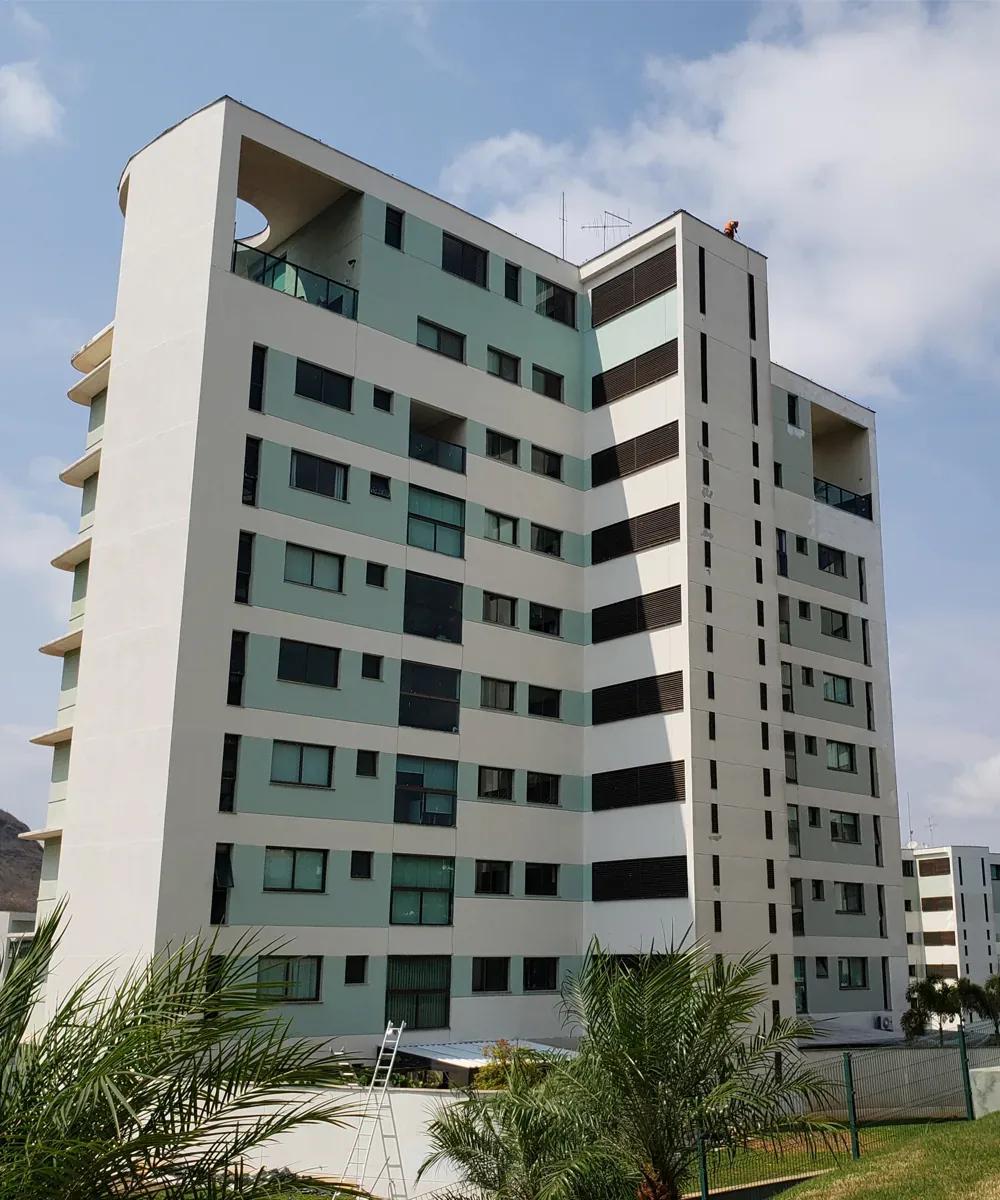 Aplicação de textura decorativa em muro